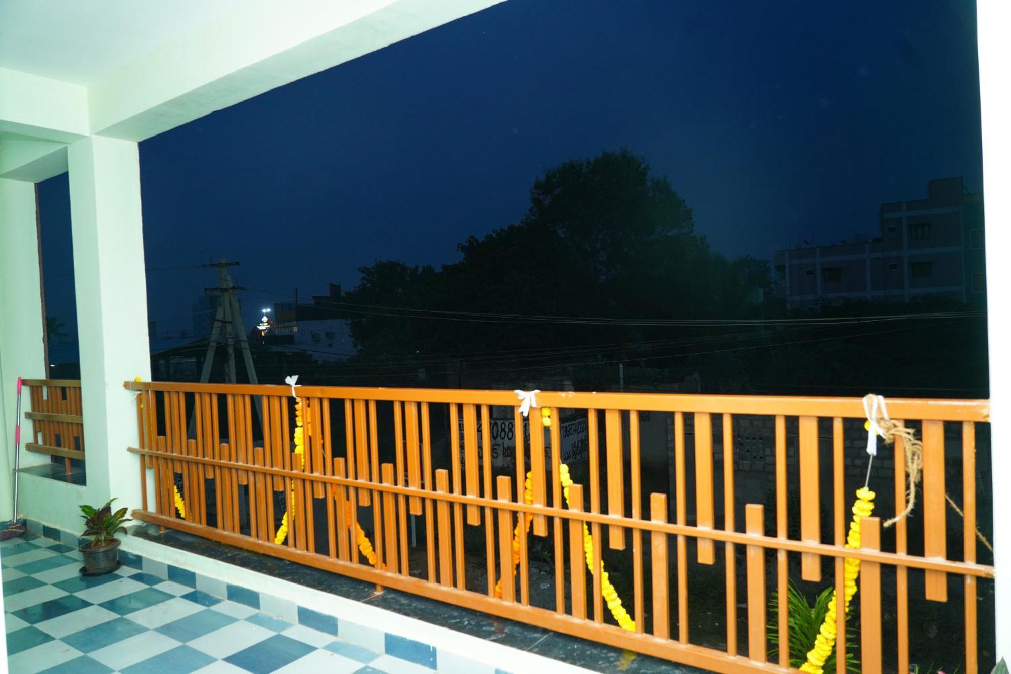 Mithra'S Homestay Near Padmavathi Ammavari Temple ティルパティ エクステリア 写真